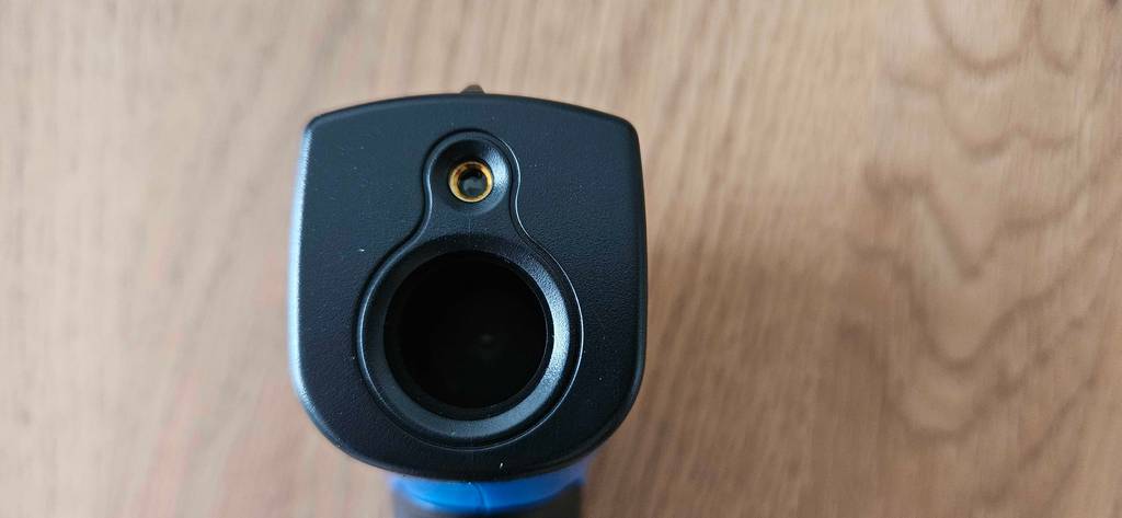 Unterseite eines getesteten Infrarot-Thermometers in Detailansicht.