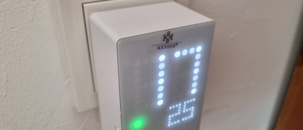 Infrarotheizungs-Test: Thermostat einer Infrarotheizung hängt an einer Steckdose
