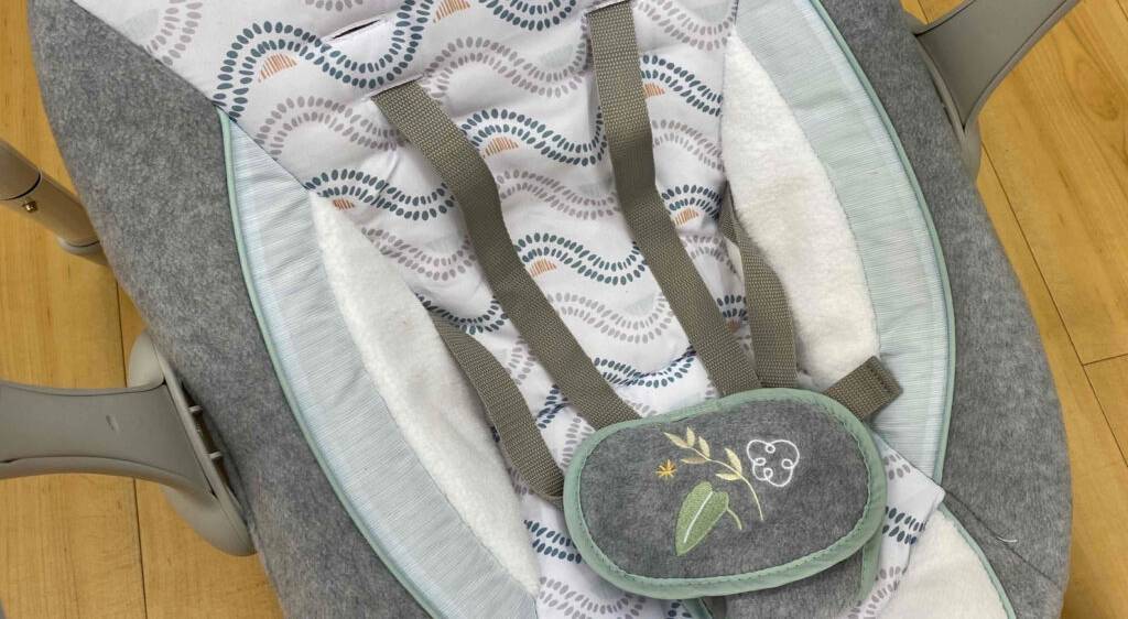 Nahaufnahme des Gurtsystems einer elektrischen Babywippe im Test.