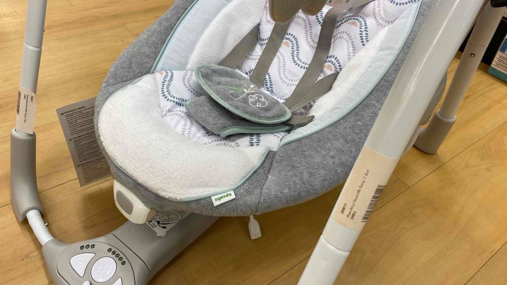 Detailansicht des Gestells einer getesteten Babywippe elektrisch.