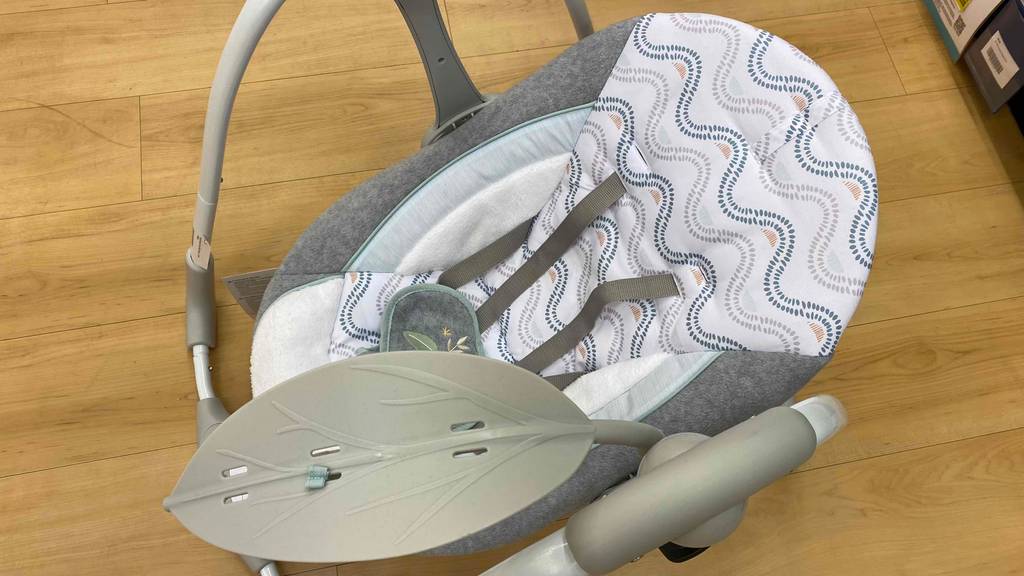 elektrische Babywippe, die auf dem Boden steht