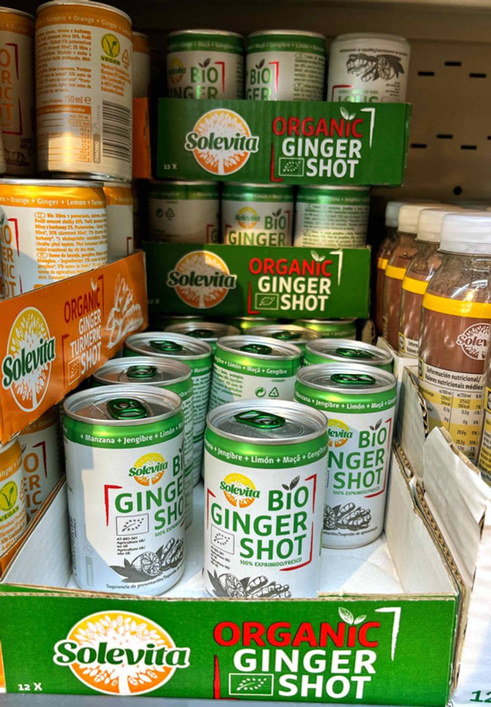 Mehrere getestete Ingwer-Shots befinden sich in einem Supermarktkarton. 