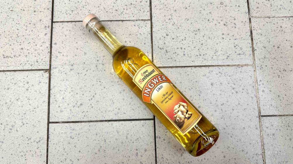 Ingwerlikör getestet: Eine Flache von oben auf einem Fließenboden liegend.