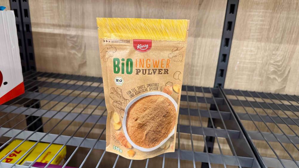 Auf einem Gitter steht eine Packung des getesteten Ingwerpulvers.