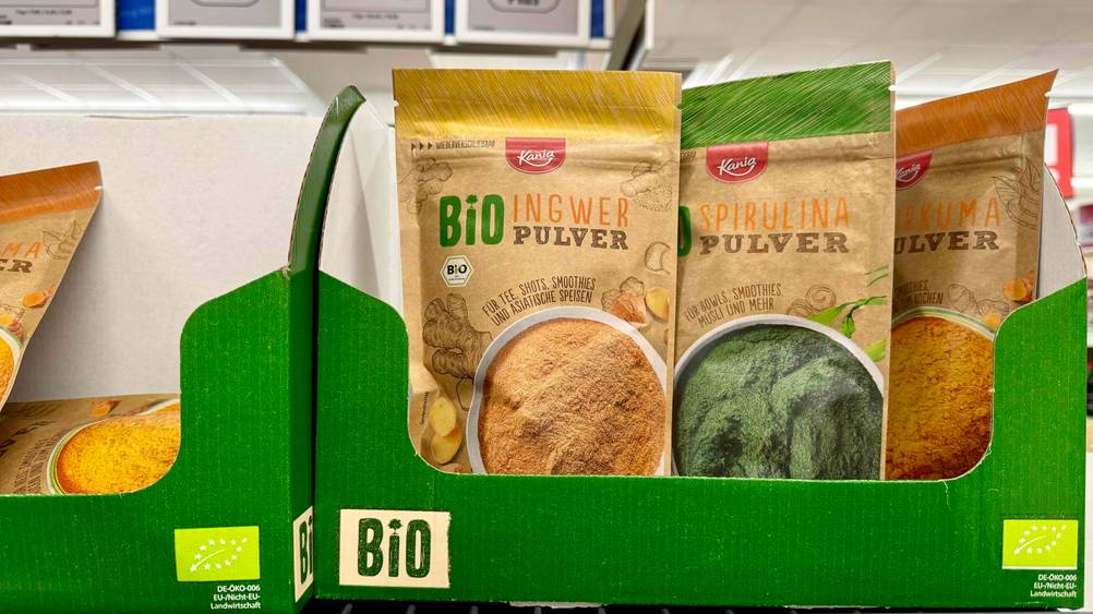 Getestet: Eine Packung Ingwerpulver steht neben anderen Produkten im Regal.