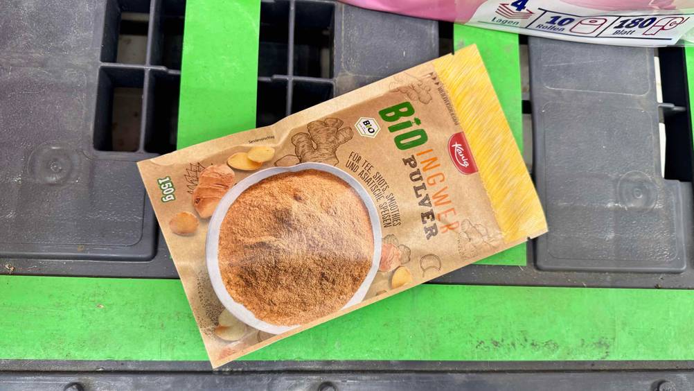 Ingwerpulver im Test: Eine Packung liegt quer auf einer grau-grünen Palette.
