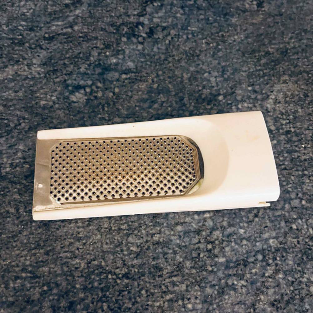 Ingwerreibe im Test: Reibe liegt auf dunklem Untergrund.