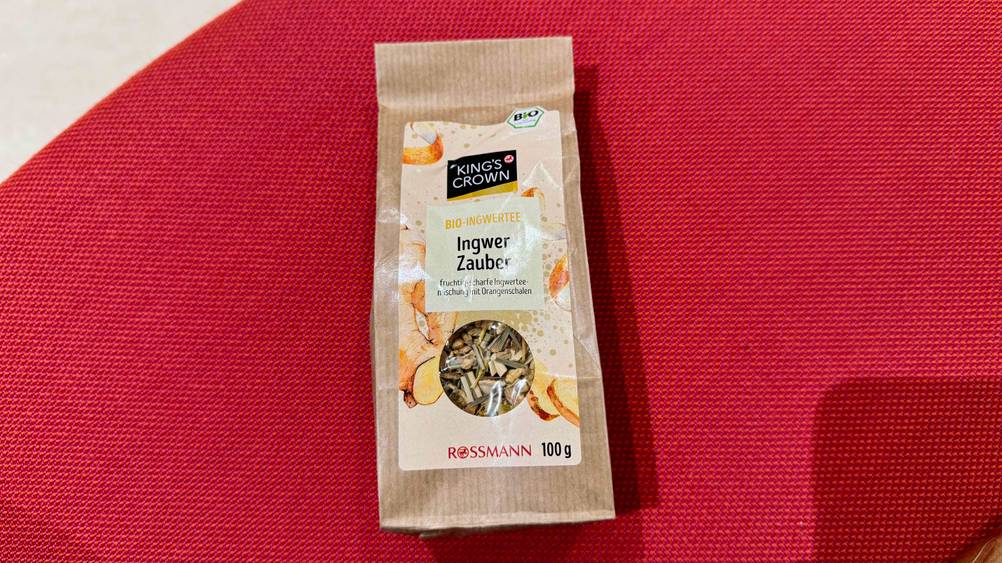 Eine Packung des getesteten Ingwertees auf einer roten Fläche liegend.
