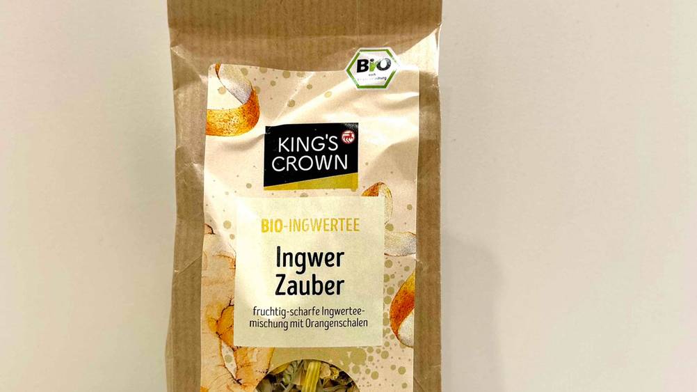 Ingwertee getestet: Nahaufnahme der Vorderseite der Verpackung mit Logo und Artikelbeschreibung.