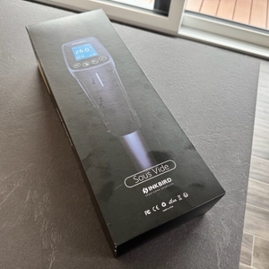 Der Karton des Inkbird ISV-100W liegt auf einer Arbeitsplatte