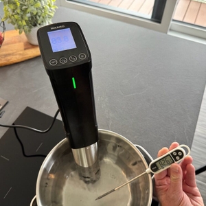 Ein Temperaturfühler in einem Kochtopf mit Wasser zeigt 82,6 °C an.