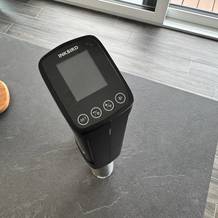 Der Inkbird ISV-100W von oben stehend auf einer Arbeitsplatte