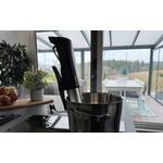 Der Inkbird ISV-100W hängt an einem Kochtopf