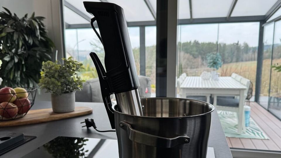 Der Inkbird ISV-100W hängt an einem Kochtopf