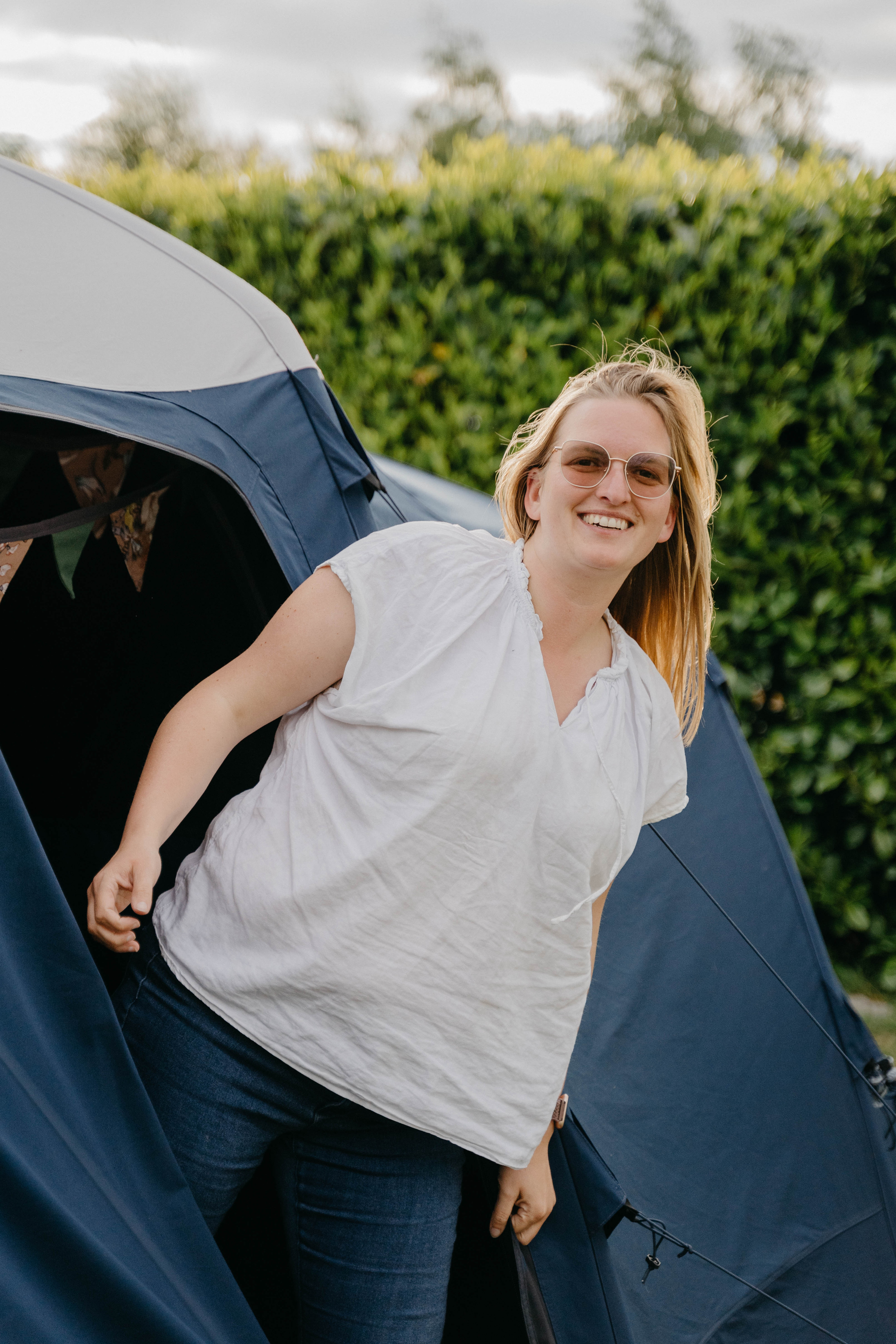 Camping-Expertin Inke Gehrling mit einem Zelt.