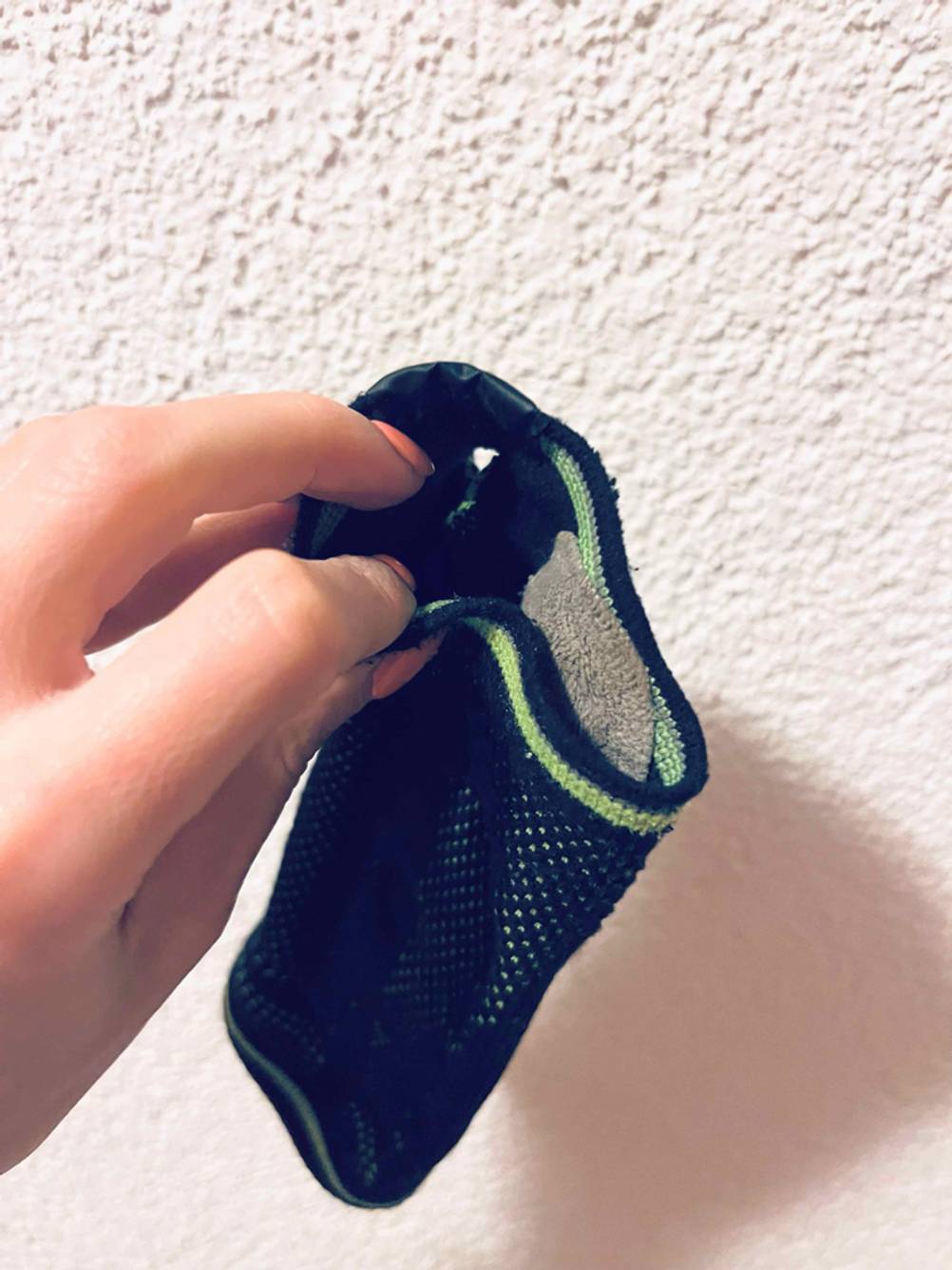 Inliner-Protektoren-Test: Blick auf die Innenpolsterung eines schwarzen Modells, das sich in einer Hand befindet.