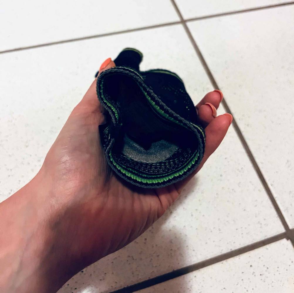 Detailansicht des Innenfutters eines getesteten Inliner-Protektors, der sich in einer Hand befindet.