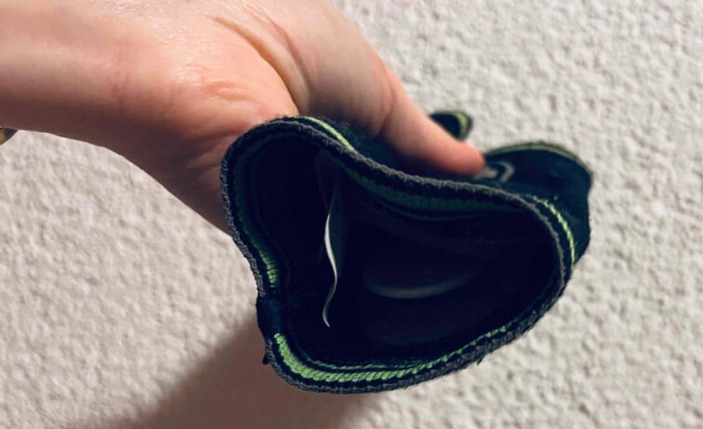 Inliner-Protektoren im Test: Blick auf das Innere eines schwarzen Modells, das sich in einer Hand vor einer weißen Fläche befindet.