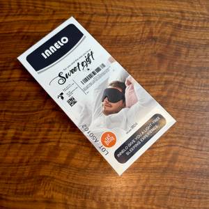 Der Karton der Innelo-Schlafmaske liegt auf einem Tisch.