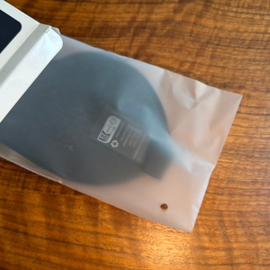 Die Innelo-Schlafmaske liegt in einer Plastiktüte.