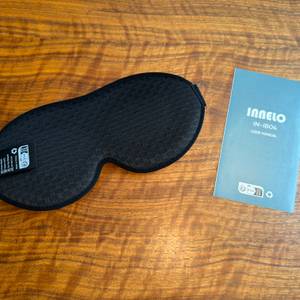 Die Anleitung liegt neben der Innelo-Schlafmaske.