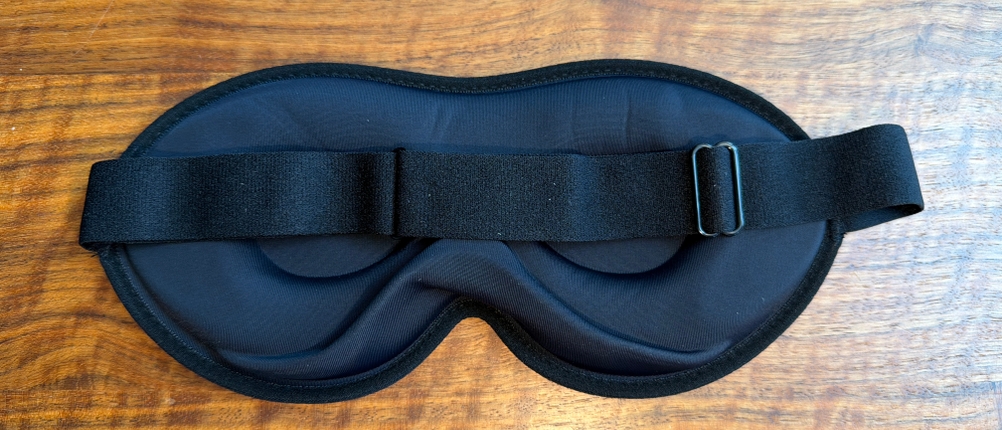 Ein größenverstellbarer Gummi an der Innelo-Schlafmaske.