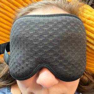 Eine Person trägt die Innelo-Schlafmaske.