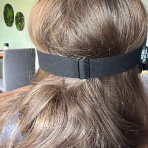 Der Hinterkopf einer Person, die die Innelo-Schlafmaske trägt.