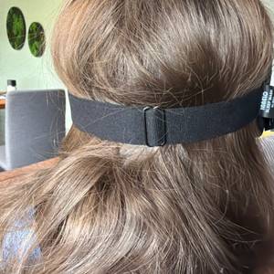 Der Hinterkopf einer Person, die die Innelo-Schlafmaske trägt.