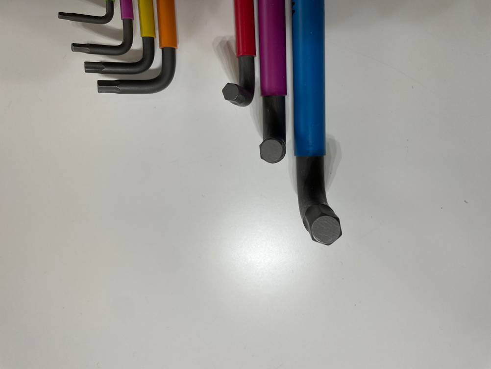 Nahaufnahme eines Innensechskantschlüssels auf einer hellen Fläche.