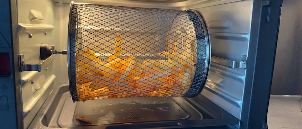 Heißluftfritteuse mit Drehkorb Test: Die Pommes werden gleichmäßig gebräunt.