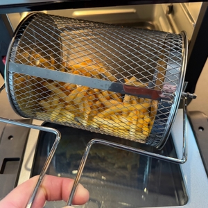 Fertige Pommes werden mit einem Werkzeug herausgeholt