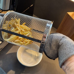 Zwei Topfhandschuhe halten den heißen Drehkorb der Innsky IS-AF002