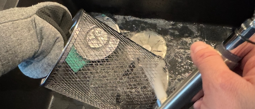 Reinigung des Drehkorbs der Innsky IS-AF002 mit Wasser