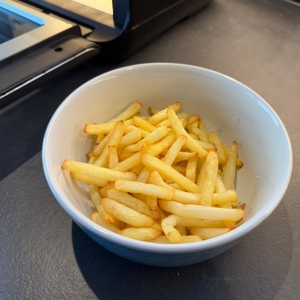 Fertige Pommes in einer Schale