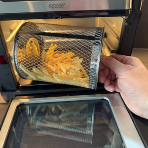 Einsetzen des Drehkorbs bei der Innsky IS-AF002 mit Pommes