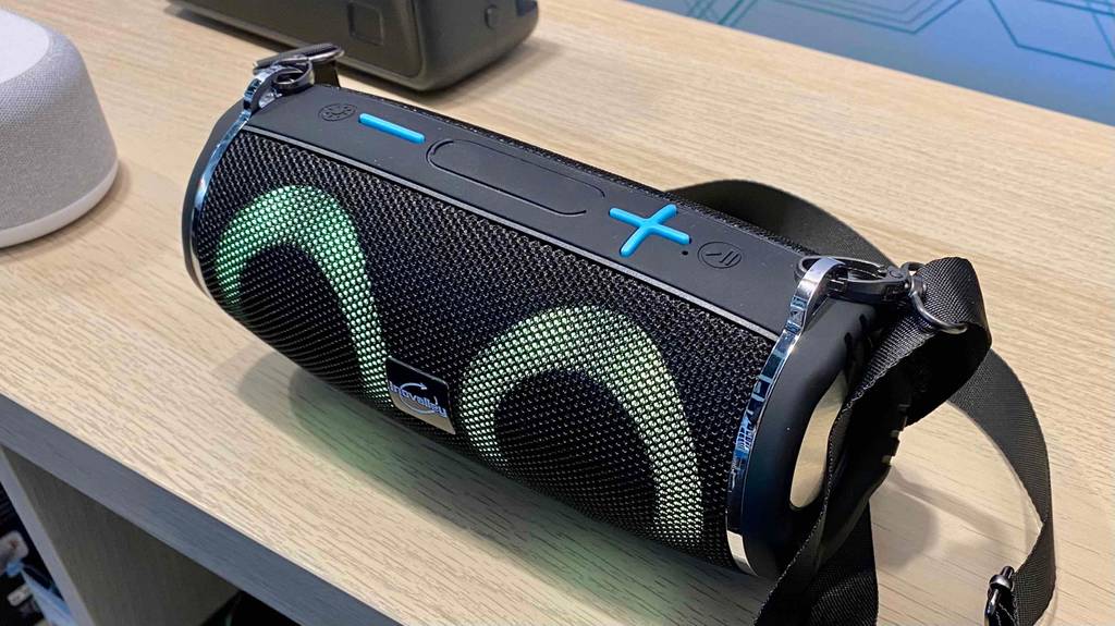 Im Test: Inovalley Funklautsprecher in schwarz liegt auf einem Holzregal.