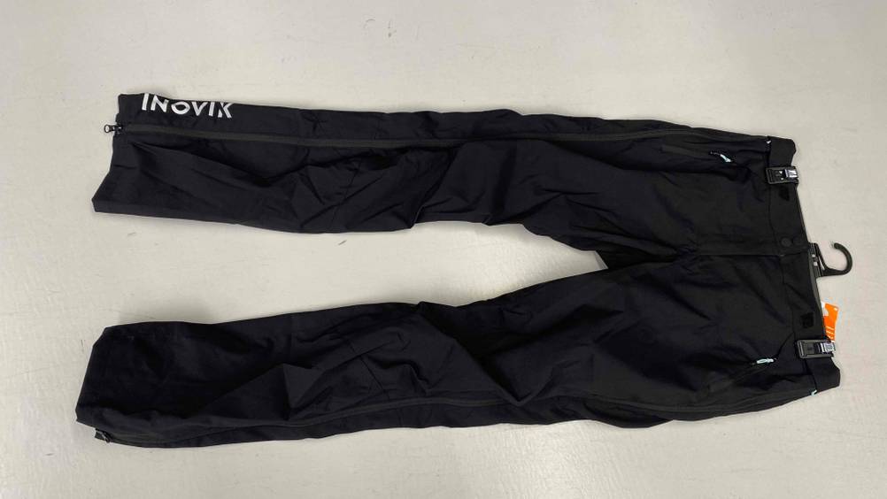 Die getestete Skihose hat eine schwarze Farbe.