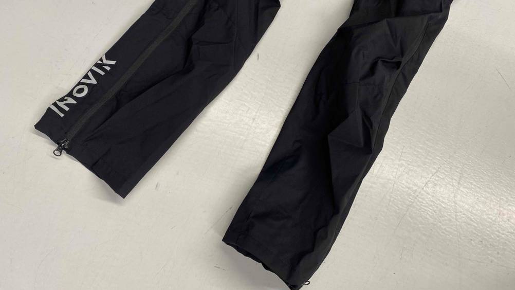 Skihose für Damen getestet: Hosenbeine auf weißem Untergrund.
