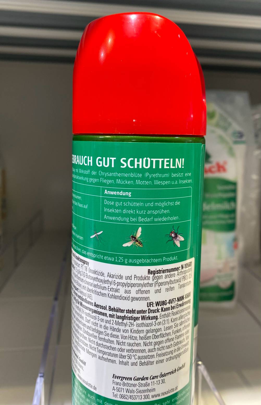 Im Test: Nahaufnahme der Anwendungshinweise auf der Rückseite einer Dose Insektenentferners.