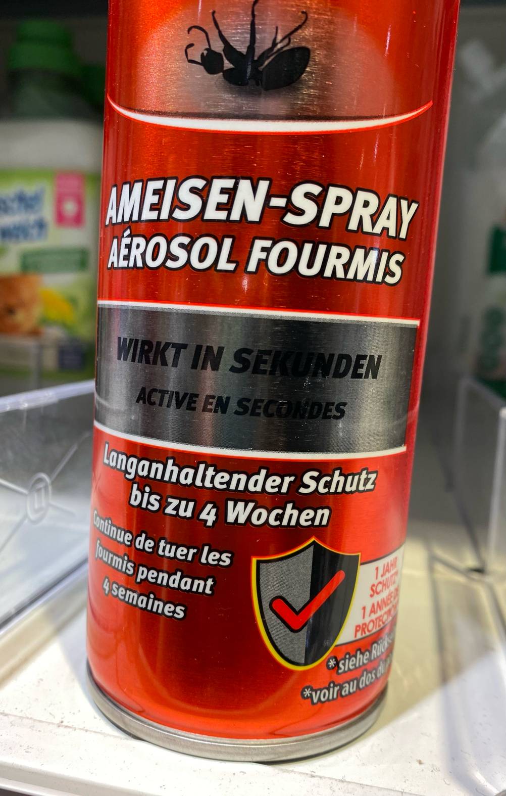 Nahaufnahme des Labels auf der Vorderseite einer Dose des getesteten Insektenentferners.