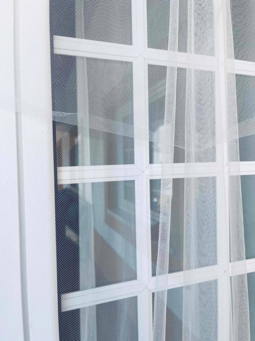 Der getestete Insektenschutz-Vorhang vor einem geschlossenen Fenster.