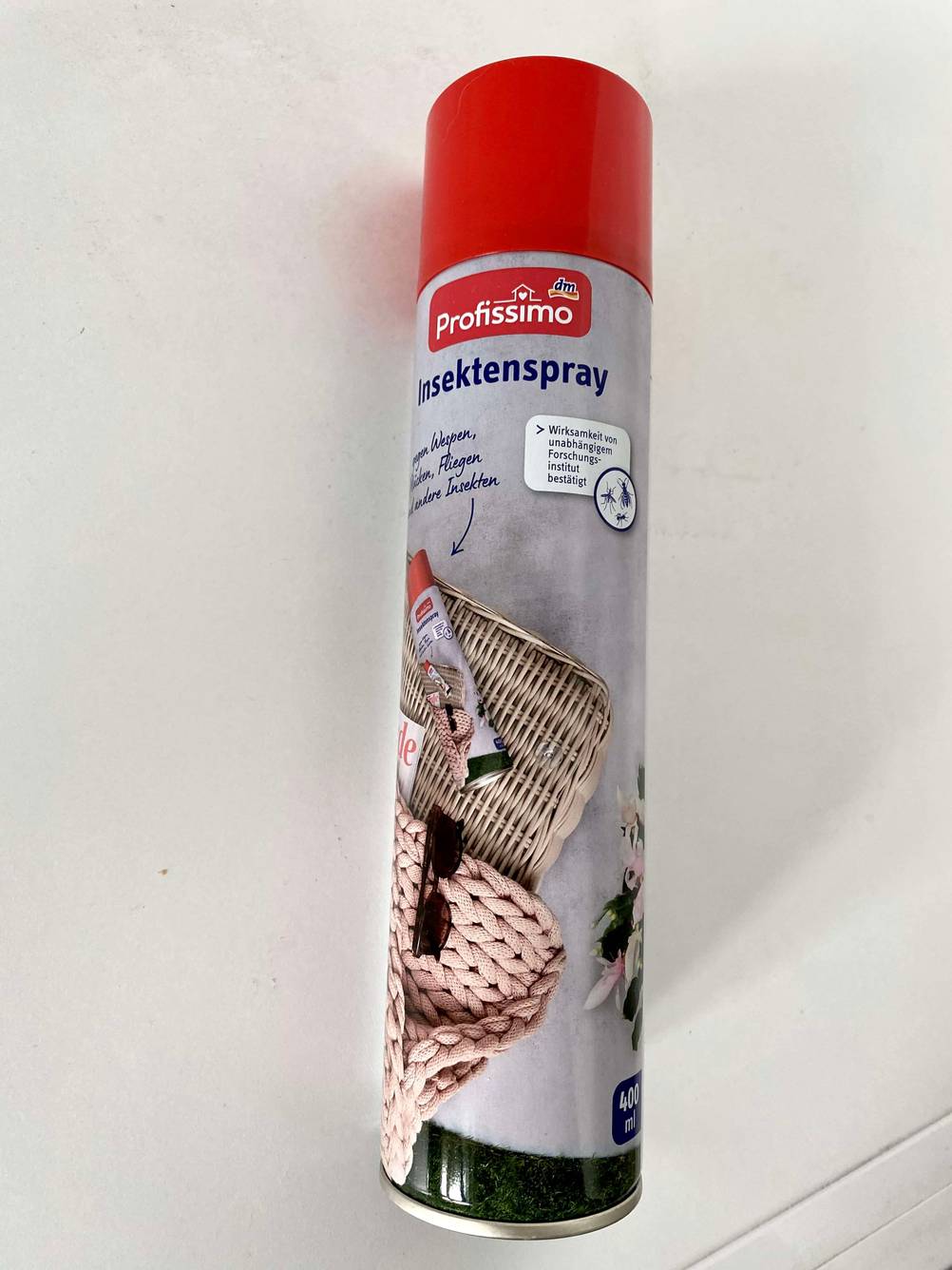 Im Test: Eine Dose Insektenspray auf einer hellen Fläche liegend.