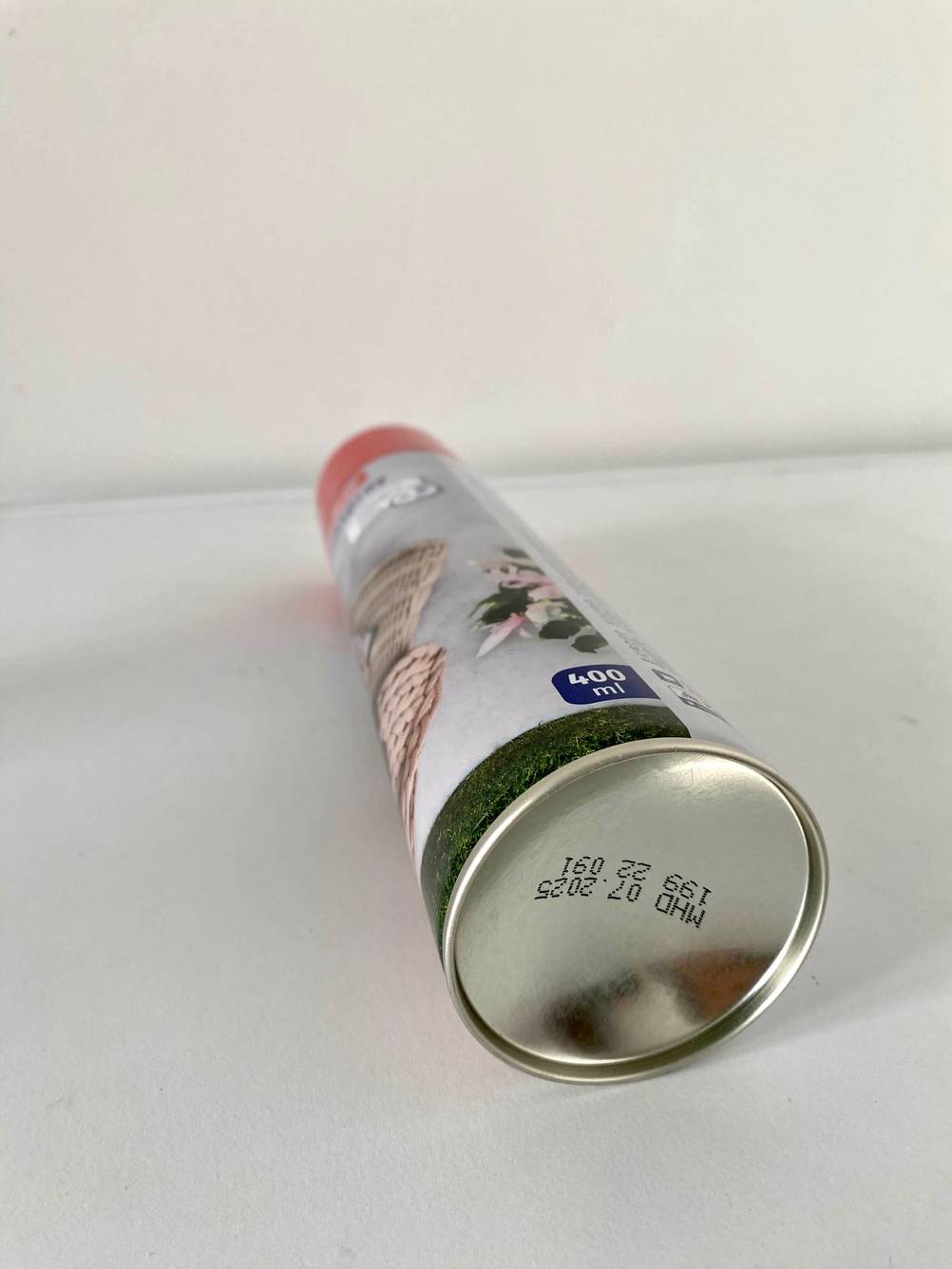 Auf dem Boden liegt eine Spraydose mit getestetem Insektenspray.