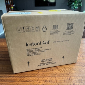 Der zusätzliche Karton des Instant Pot Pro Crisp steht auf einem Tisch