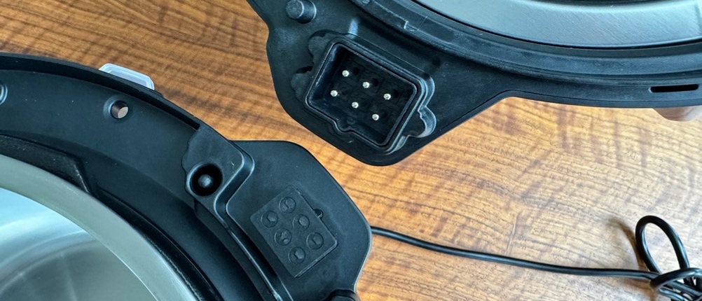 Auf dem Deckel befinden sich Pins mit Gegenstücken auf dem Instant Pot Pro Crisp