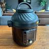 Der Instant Pot Pro Crisp steht mit Deckel auf einem Tisch