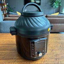 Der Instant Pot Pro Crisp steht mit Deckel auf einem Tisch