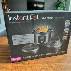 Der Karton des Instant Pot Pro Crisp steht auf einem Tisch