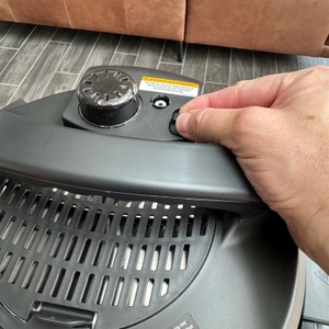 Eine Hand stellt ein Ventil auf dem Deckel des Instant Pot Pro Crisp um